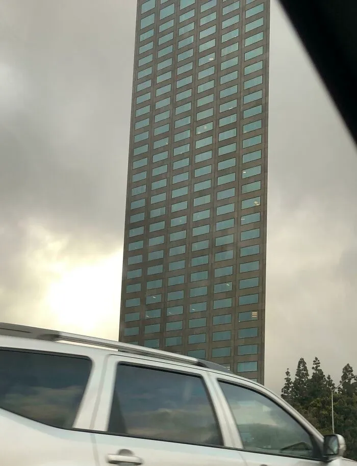 Paso por delante de este edificio todas las mañanas, por fin hoy hay suficiente tráfico para hacer una foto sin peligro