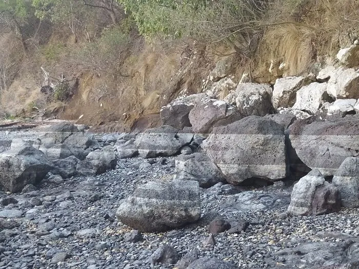 Justo la línea de la marea, Church Bay, Nueva Zelanda