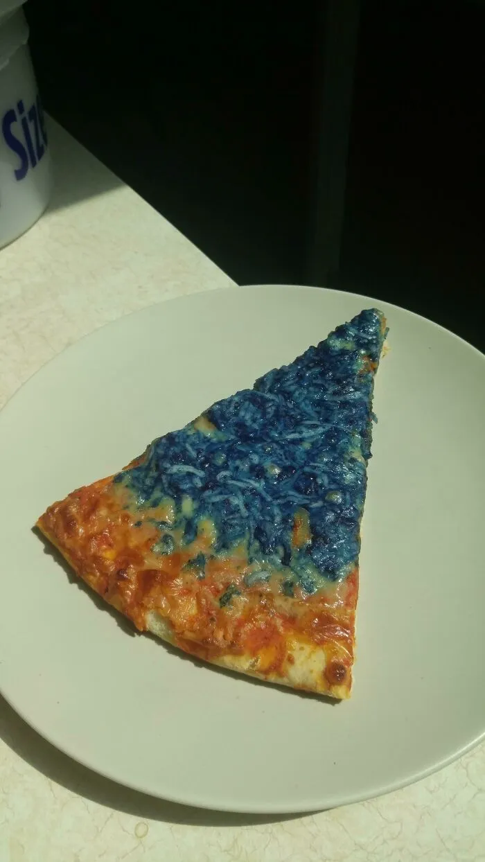 Mi cita dijo que su comida favorita era la pizza de queso azul. Supongo que no entendí dónde debía estar el énfasis 