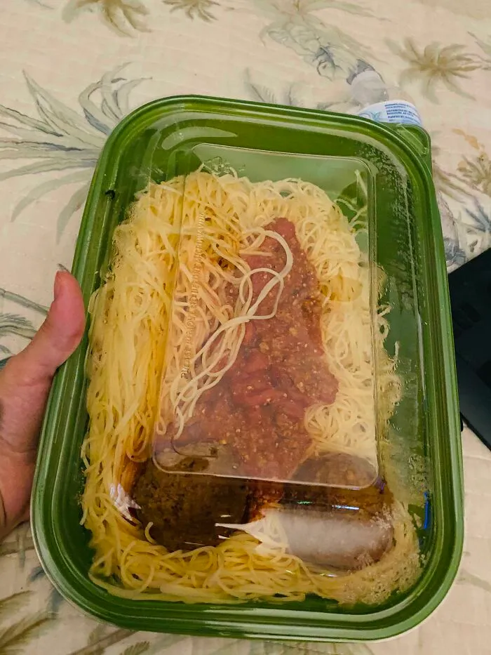 Anoche pedí comida a domicilio en Oreganos. Un tipo gracioso estaba aburrido en su trabajo aparentemente