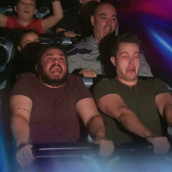 Mi amigo y yo tomamos comestibles de cannabis y nos fuimos a disneylandia. Nos hicimos estas fotos en todas las atracciones