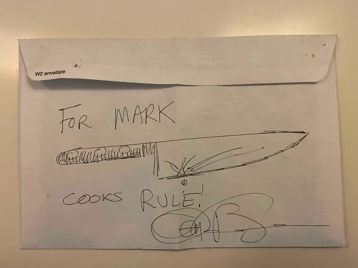 Cuando yo era pequeño, Anthony Bourdain pasó por la cocina de mi mamá mientras filmaba. Ella le mencionó que habíamos intentado ir a su firma de libros la noche anterior pero no pudimos, así que él agarró un sobre de la basura y lo firmó para mí