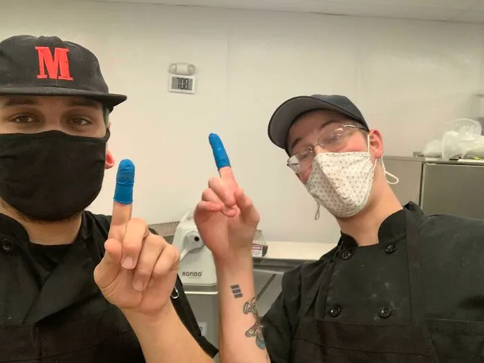 Bueno, es oficial, nos cortamos el mismo día así que ahora estamos casados por la ley de la cocina