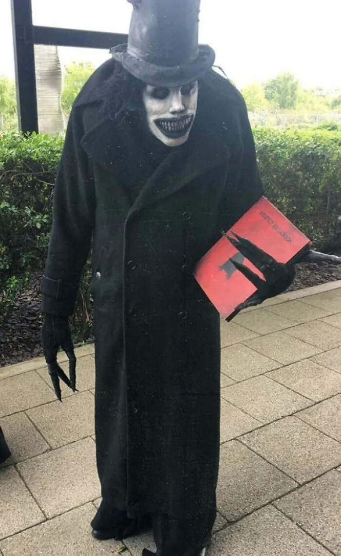 Este disfraz de Babadook muy preciso