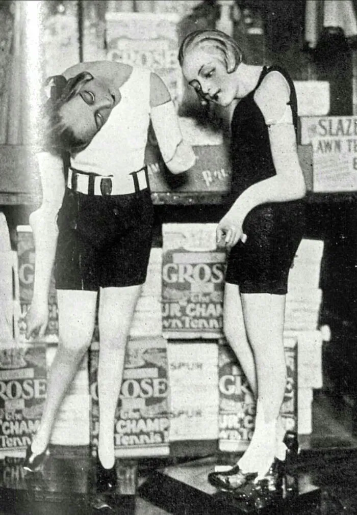 Dos maniquíes de cera de unos grandes almacenes se derriten durante una ola de calor en Londres, 1929