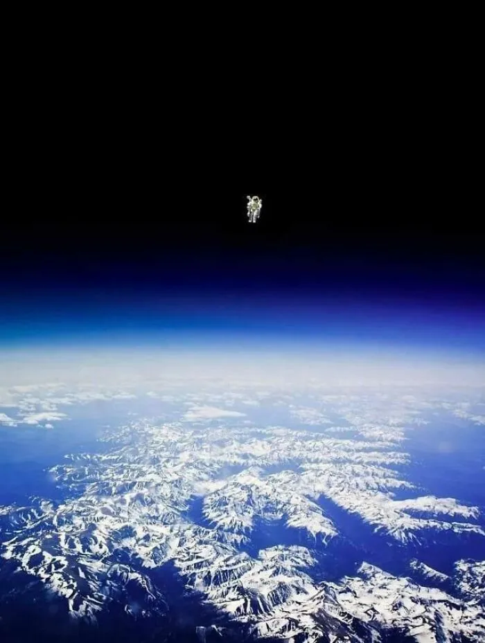 El astronauta Bruce Mccandless II flota sin ataduras lejos de la seguridad del transbordador espacial, con nada más que su unidad de maniobra tripulada manteniéndolo vivo. La primera persona de la historia en hacerlo