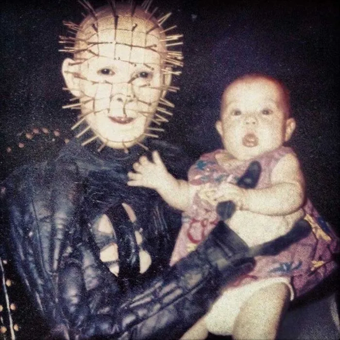 Pinhead con un bebé en brazos