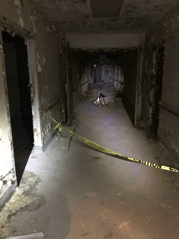 Fuimos a un recorrido con linterna a un antiguo sanatorio y residencia de ancianos donde murieron más de 7.000 personas