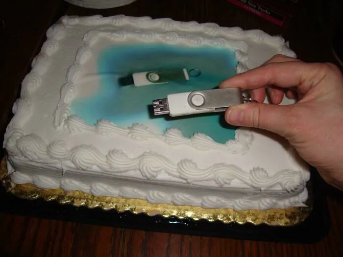 Una amiga mía encargó una tarta de foto y le dio a la mujer una memoria USB con la foto que quería usar