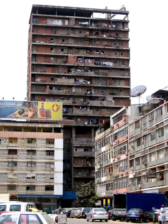 “Barrio pobre vertical” en Luanda, Angola