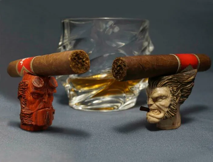 Tallé estos sostenedores de puros de Hellboy y Wolverine en madera de Padauk y de carpe