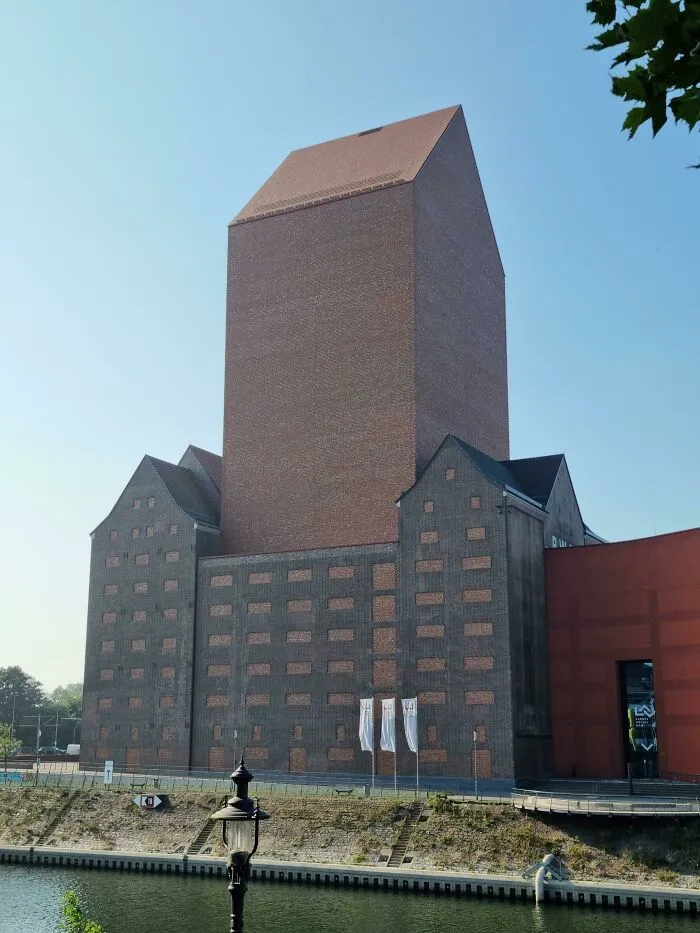 There Is A 23 Storey Building In Duisburg, Germany With Absolutely No Windows (German National Archives)
