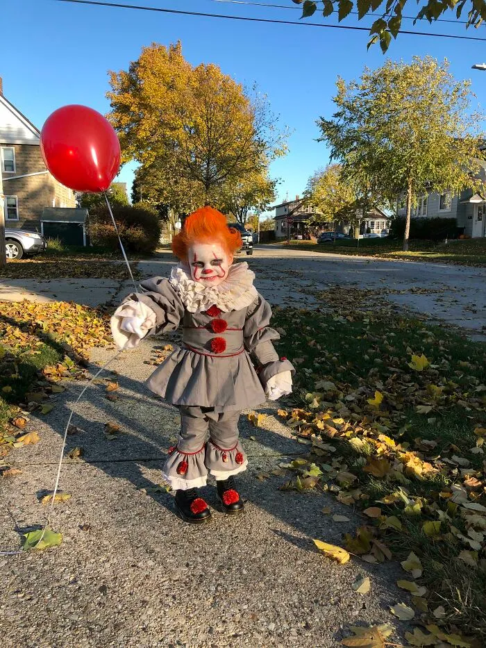 Mi hijo de 2 años como Pennywise. Hice todo el disfraz y estoy muy contenta con el resultado