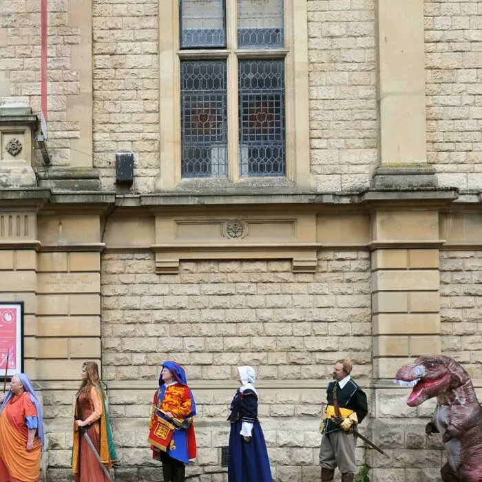 Figuras históricas haciendo cola para la reapertura del museo de Gloucester