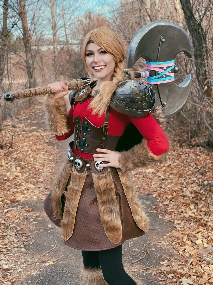 Mi esposa hizo su propio disfraz de Cómo Entrenar A Tu Dragón con lo que teníamos por casa para Halloween
