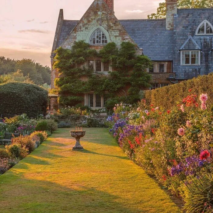 English Garden Of The Coton Manor, A 17th Century Country Manor House That Was Extended In The 1920s, Coton, Northamptonshire, England