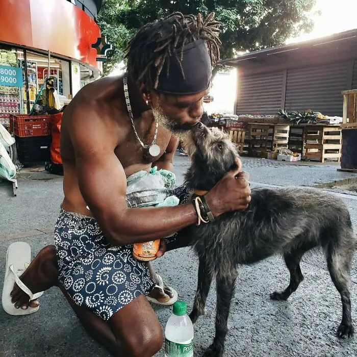 30 Photos That Document The Lives Of Homeless People And Their Dogs In Brazil Shared On This IG Page