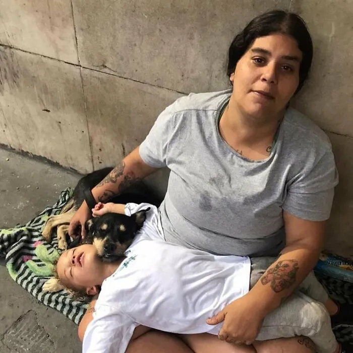 30 Photos That Document The Lives Of Homeless People And Their Dogs In Brazil Shared On This IG Page