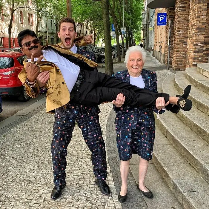 Esta abuela de 95 años y su nieto muestran con sus hilarantes disfraces que no existe un límite de edad para divertirse (22 fotos nuevas)