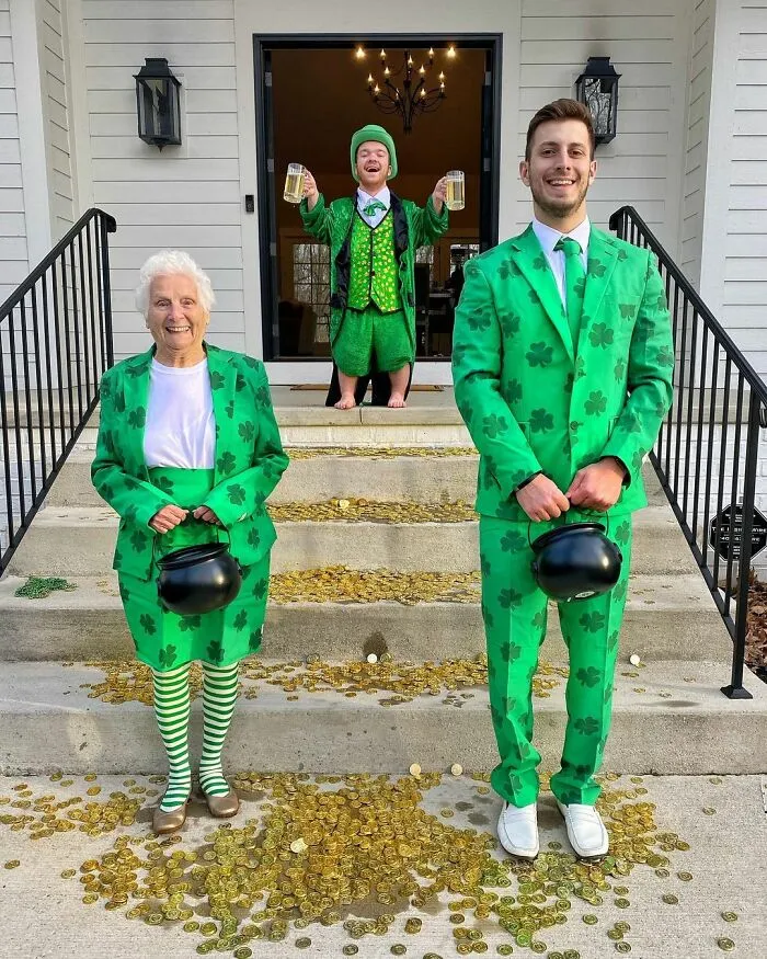 Esta abuela de 95 años y su nieto muestran con sus hilarantes disfraces que no existe un límite de edad para divertirse (22 fotos nuevas)