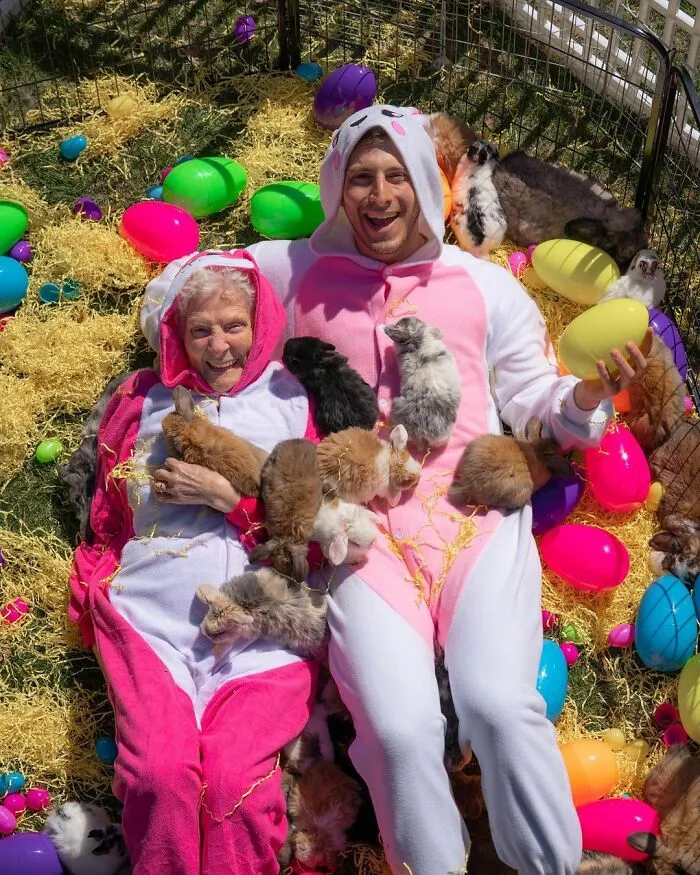 Esta abuela de 95 años y su nieto muestran con sus hilarantes disfraces que no existe un límite de edad para divertirse (22 fotos nuevas)