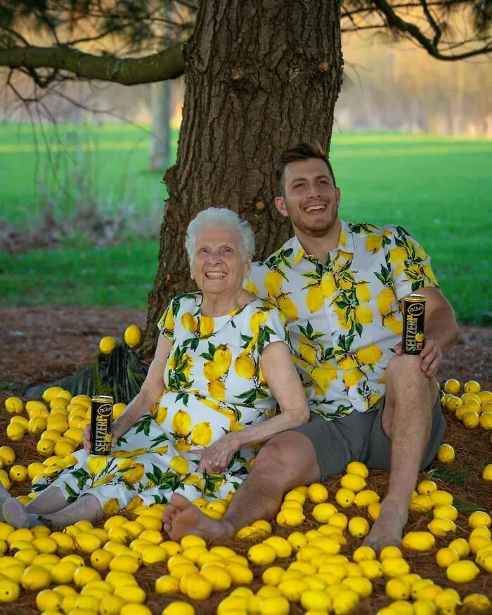 Esta abuela de 95 años y su nieto muestran con sus hilarantes disfraces que no existe un límite de edad para divertirse (22 fotos nuevas)