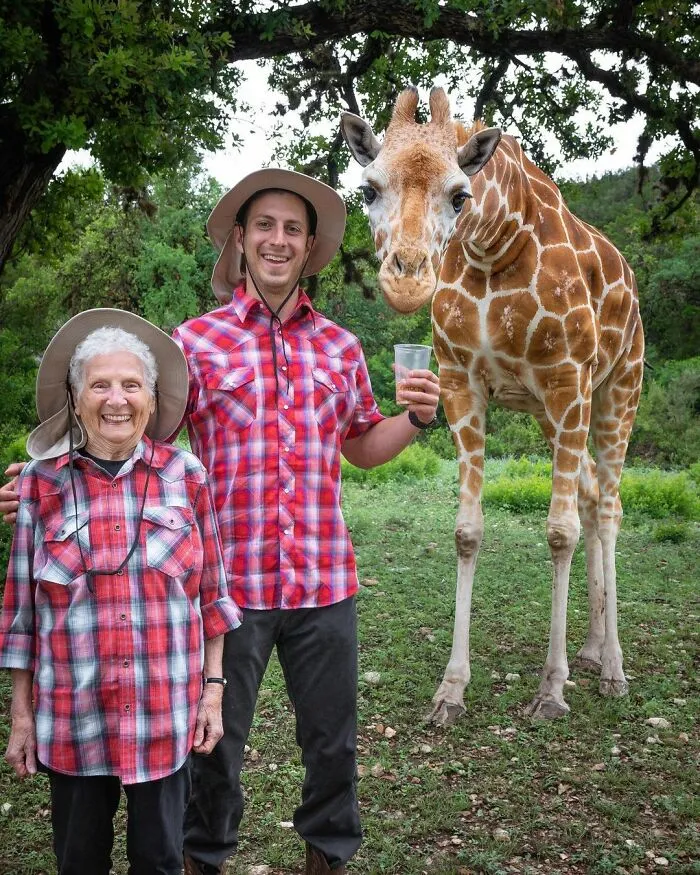 Esta abuela de 95 años y su nieto muestran con sus hilarantes disfraces que no existe un límite de edad para divertirse (22 fotos nuevas)