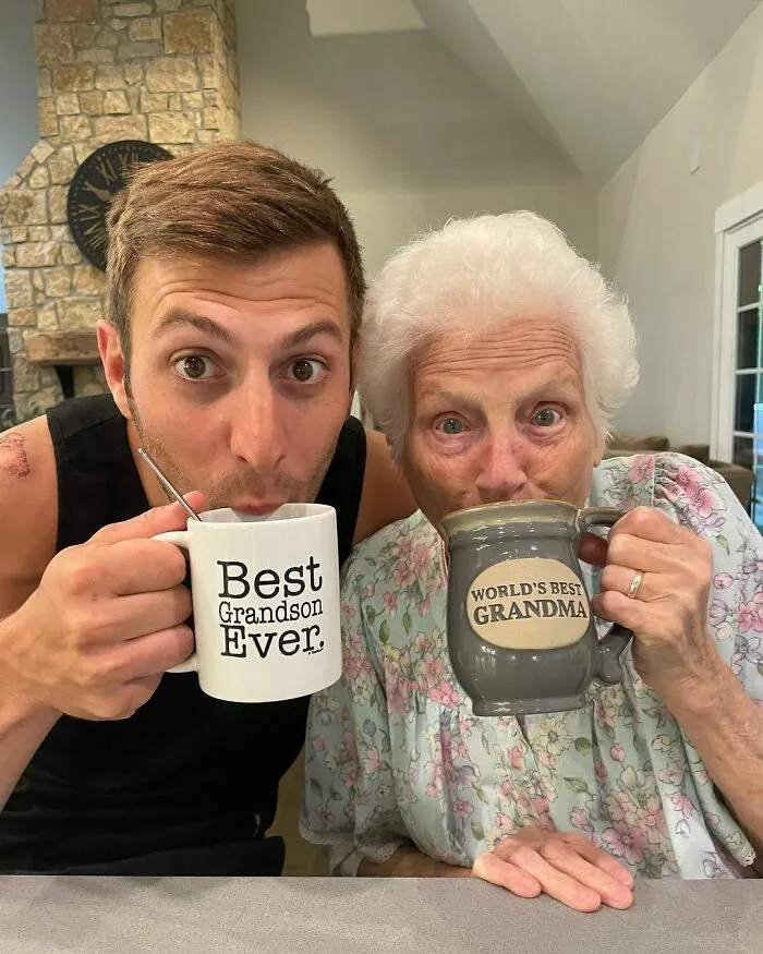 Esta abuela de 95 años y su nieto muestran con sus hilarantes disfraces que no existe un límite de edad para divertirse (22 fotos nuevas)