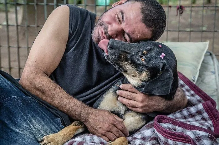 30 Photos That Document The Lives Of Homeless People And Their Dogs In Brazil Shared On This IG Page
