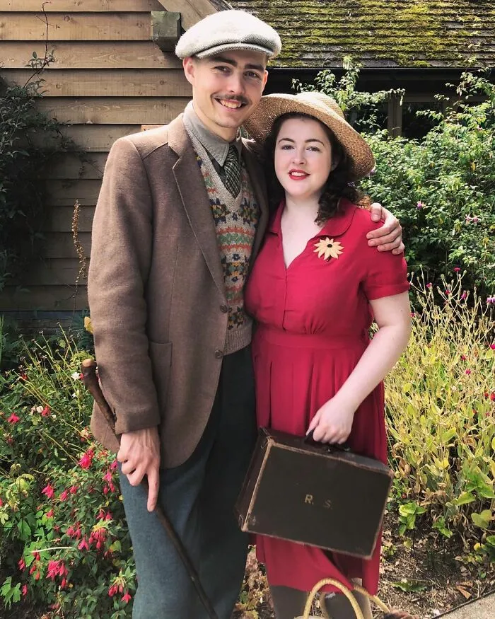 Esta joven pareja prometida vive como en 1930: utilizan vestimenta, herramientas y hasta un coche de la época (30 fotos)
