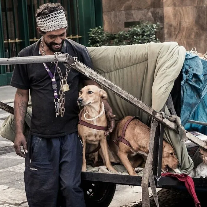 30 Photos That Document The Lives Of Homeless People And Their Dogs In Brazil Shared On This IG Page