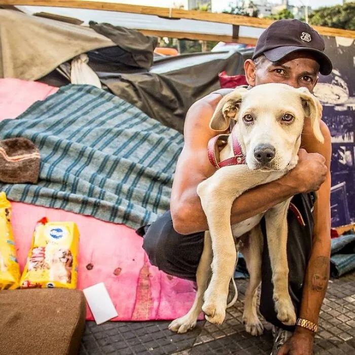30 Photos That Document The Lives Of Homeless People And Their Dogs In Brazil Shared On This IG Page