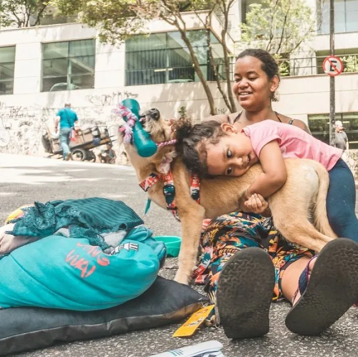 30 Photos That Document The Lives Of Homeless People And Their Dogs In Brazil Shared On This IG Page