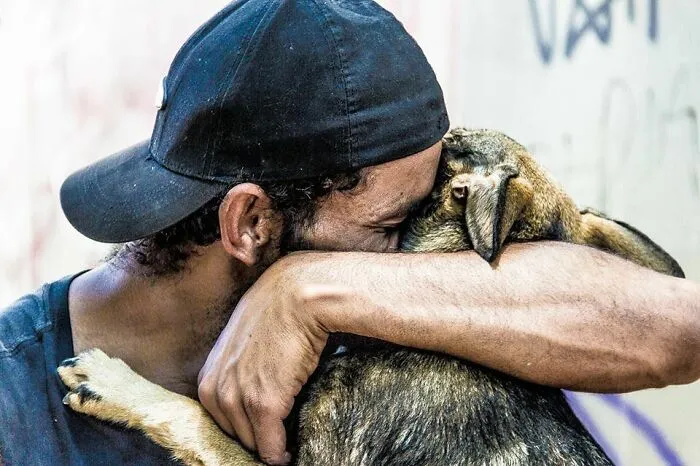 30 Photos That Document The Lives Of Homeless People And Their Dogs In Brazil Shared On This IG Page
