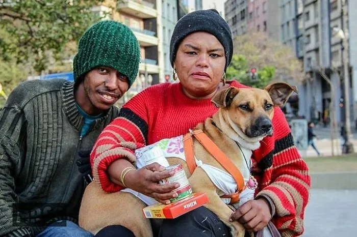 30 Photos That Document The Lives Of Homeless People And Their Dogs In Brazil Shared On This IG Page