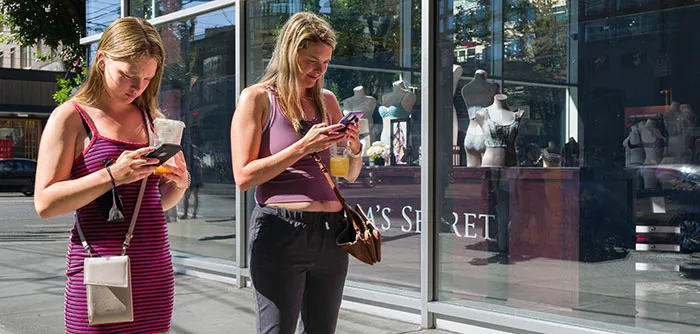 "White Mirror": 20 personas de este grupo online crean historias para "Black Mirror" que no son terroríficas ni deprimentes