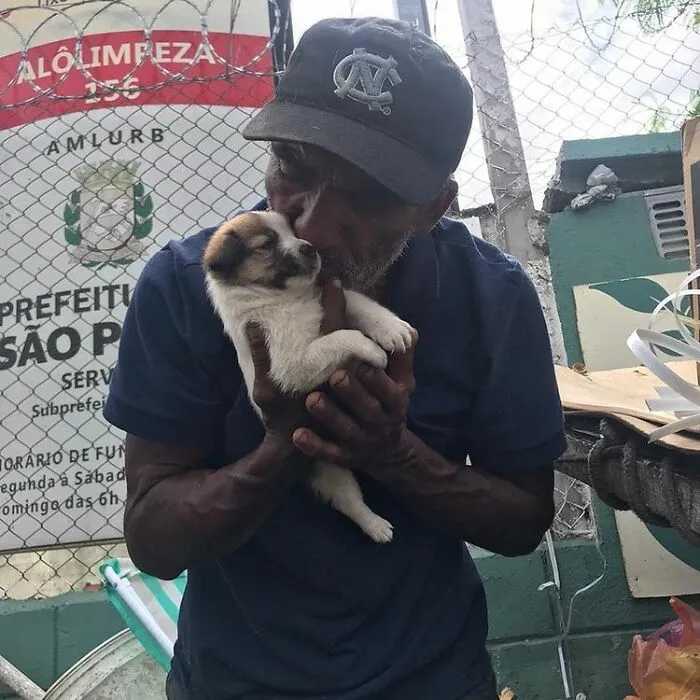 30 Photos That Document The Lives Of Homeless People And Their Dogs In Brazil Shared On This IG Page