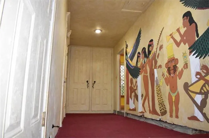 This Instagram Account Collects Terrible Real Estate Pics, And Here's 40 Of The Worst Ones (New Pics)