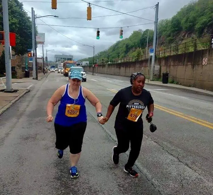 A pesar de estar en los últimos puestos en la Maratón de Pittsburgh, ninguna de estas dos corredoras dejó que la otra abandonara; me alegraron el día