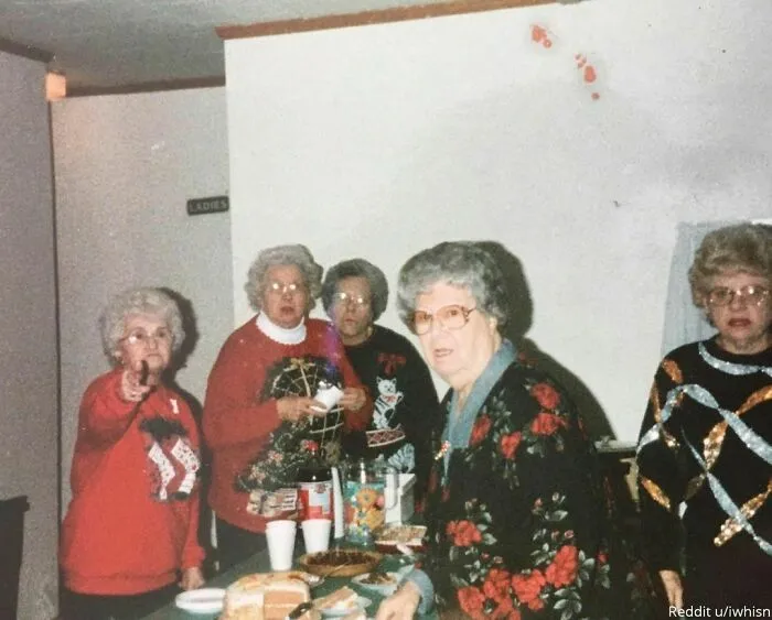 Esta vieja foto de mi bisabuela, en el extremo izquierdo, hace que parezca que el camarógrafo acaba de tropezar con una reunión secreta de las abuelas