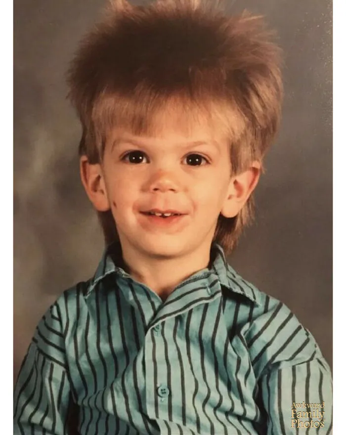 El peinado de estrella de rock de mi amigo Mike cuando tenía dos años en 1989 en Fairbanks, Alaska. Creo que es una de las mejores fotos del mundo