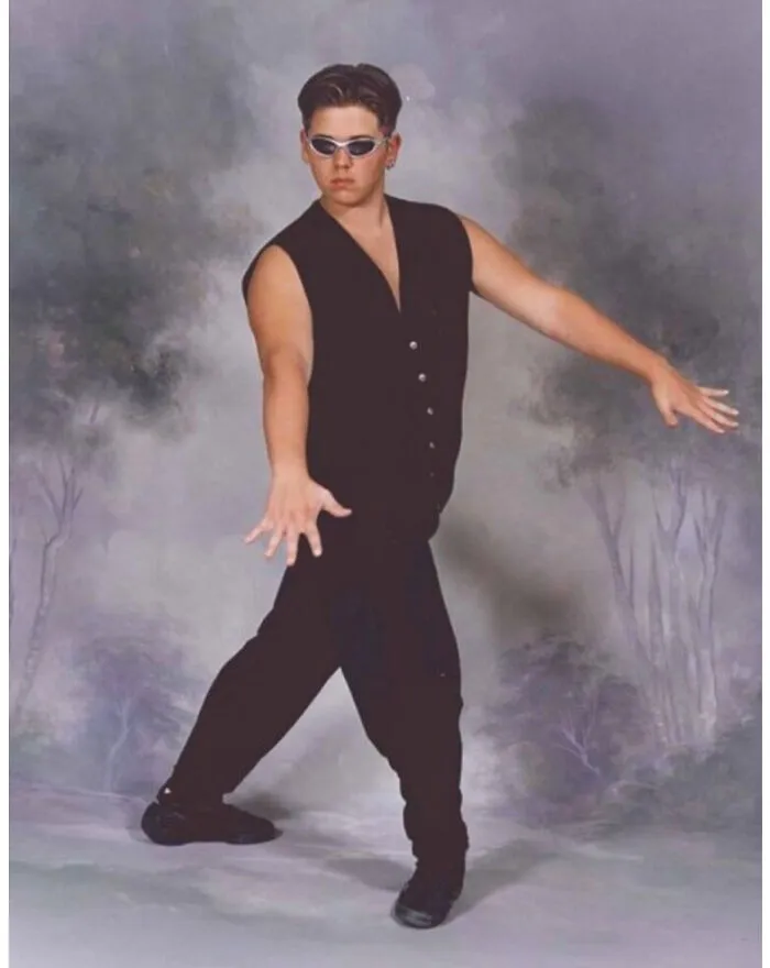 Desafortunadamente, soy yo. Tomé clases de baile en la escuela secundaria. No me arrepiento de haber tomado clases de danza, sólo la foto