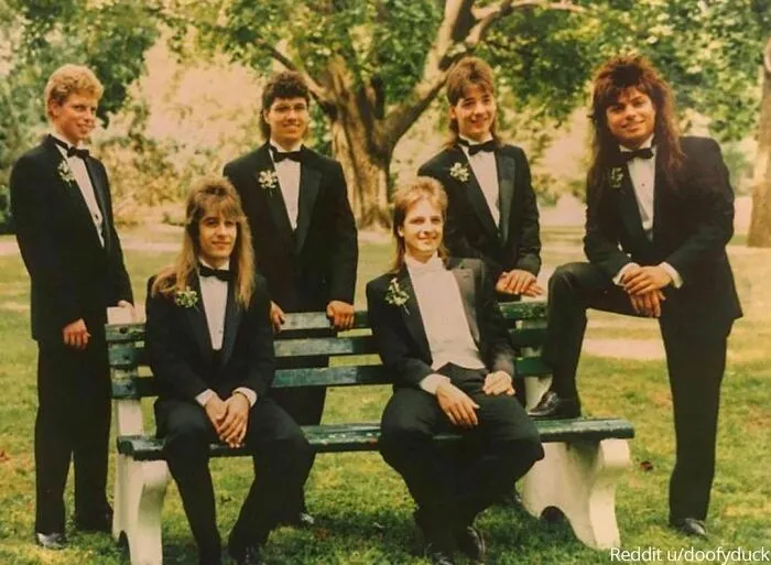 Mi papá (sentado en la banca, a la derecha) con su fiesta de boda de estrella de rock en 1987