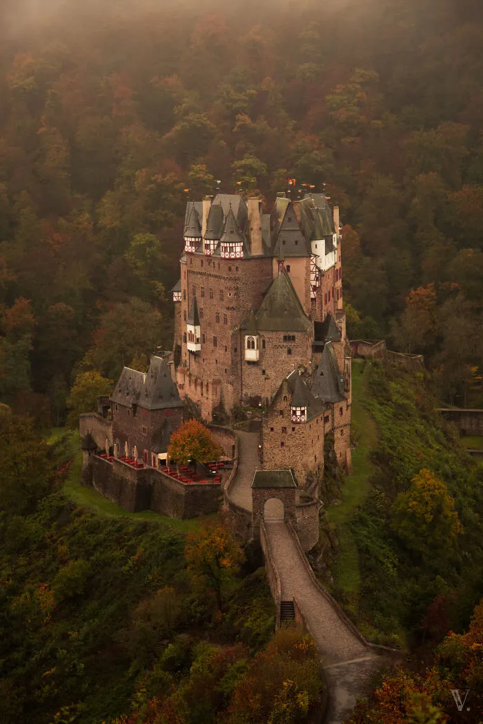 Burg Eltz en otoño. Simplemente una combinación mágica