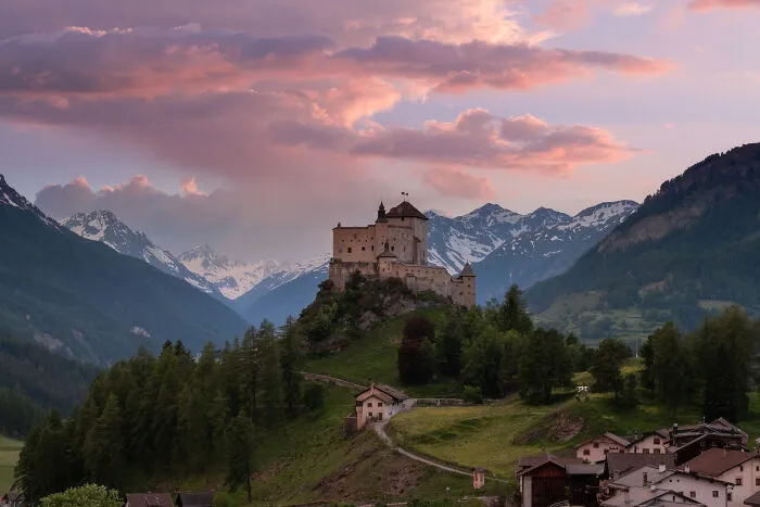 Castillo de Tarasp en los Grisones. Incluyendo un cielo de algodón de azúcar