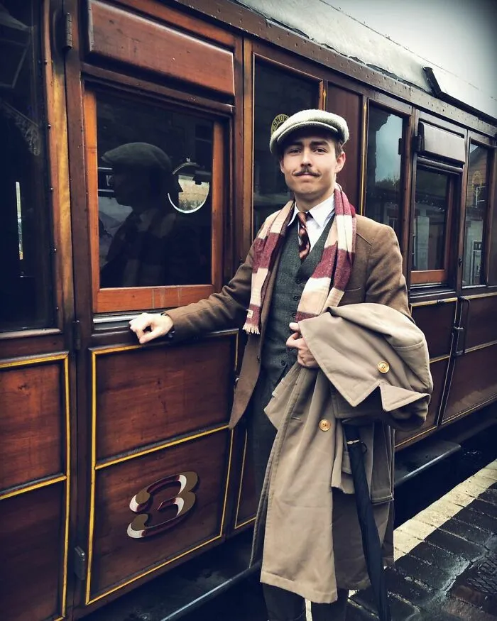 Esta joven pareja prometida vive como en 1930: utilizan vestimenta, herramientas y hasta un coche de la época (30 fotos)