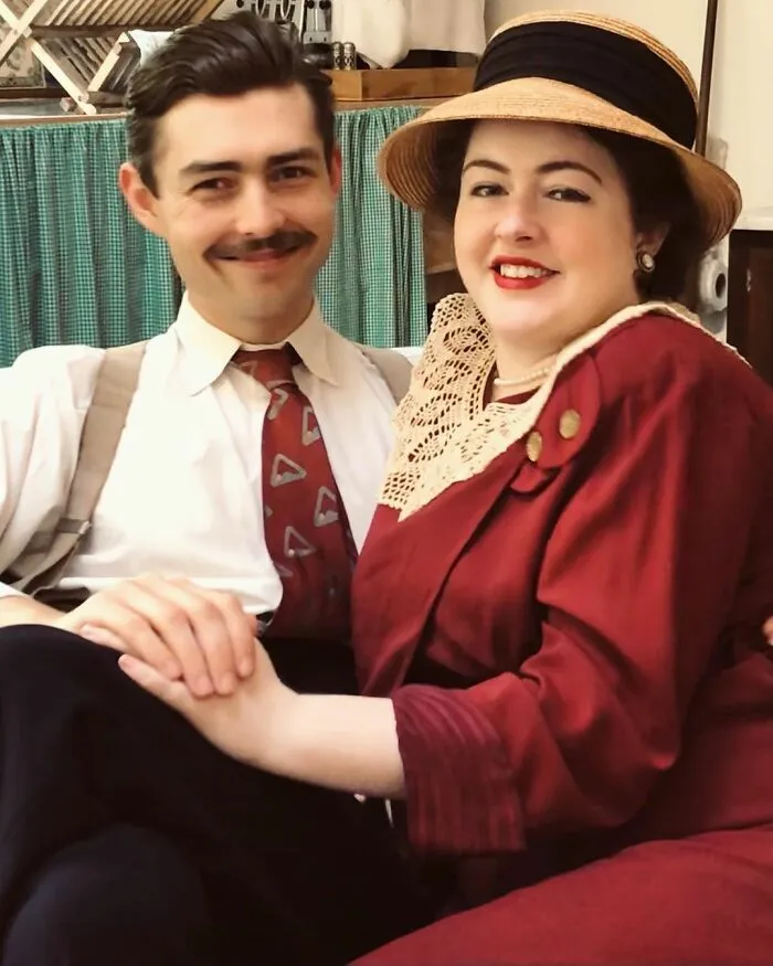 Esta joven pareja prometida vive como en 1930: utilizan vestimenta, herramientas y hasta un coche de la época (30 fotos)