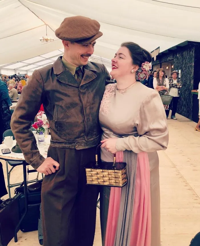 Esta joven pareja prometida vive como en 1930: utilizan vestimenta, herramientas y hasta un coche de la época (30 fotos)