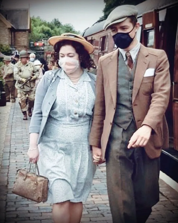 Esta joven pareja prometida vive como en 1930: utilizan vestimenta, herramientas y hasta un coche de la época (30 fotos)