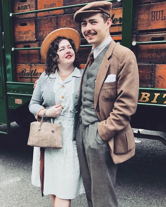 Esta joven pareja prometida vive como en 1930: utilizan vestimenta, herramientas y hasta un coche de la época (30 fotos)